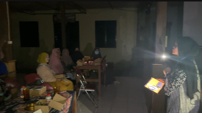 BANGUN MENTAL TANGGUH MELEK DIGITAL, MAHASISWA KKN BERDAYAKAN UMKM DESA POJOK LEWAT MANAJEMEN STRES