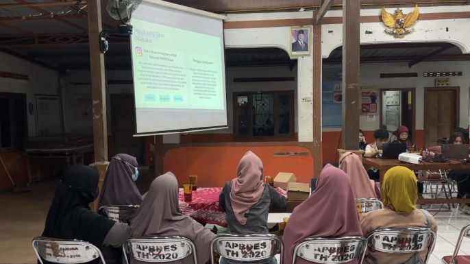 Mahasiswa Undip Bekali Pelaku UMKM Desa Pojok Pentingnya Melakukan Digitalisasi Usaha
